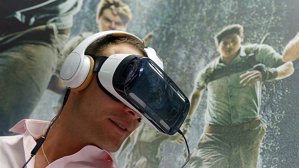 Шлем виртуальной реальности Gear VR компании Samsung помогали создавать бравые ребята из Oculus Rift, так что разработка получилась что надо