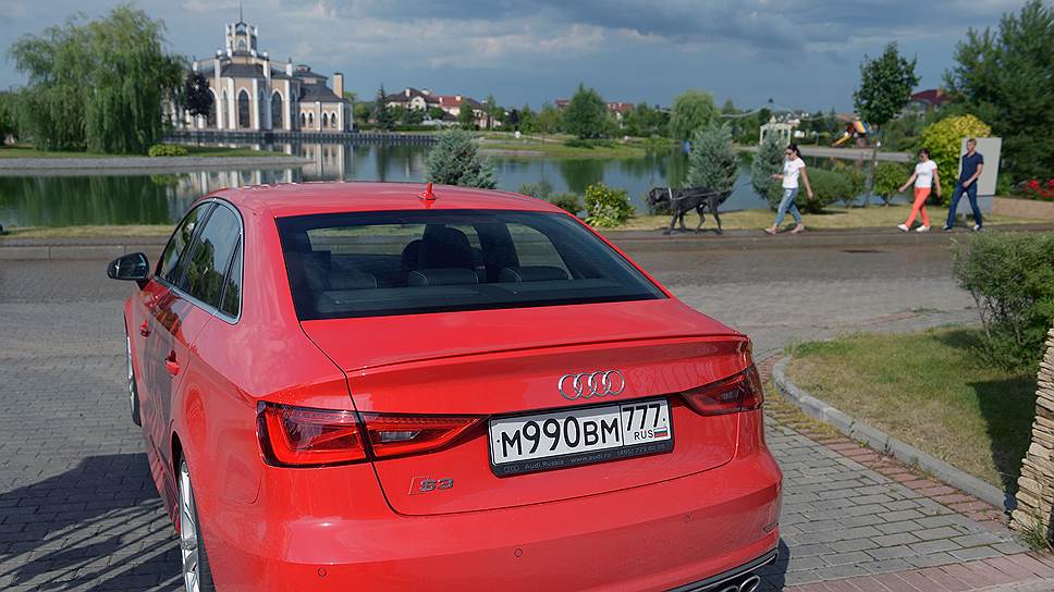 Отличительная черта модели S3 — четыре выхлопных трубы