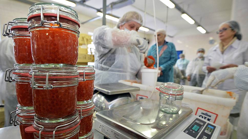 Бедный улов горбуши на российском Дальнем Востоке в этом году уже нельзя компенсировать импортом с Аляски, и красная икра к Новому году наверняка подорожает  