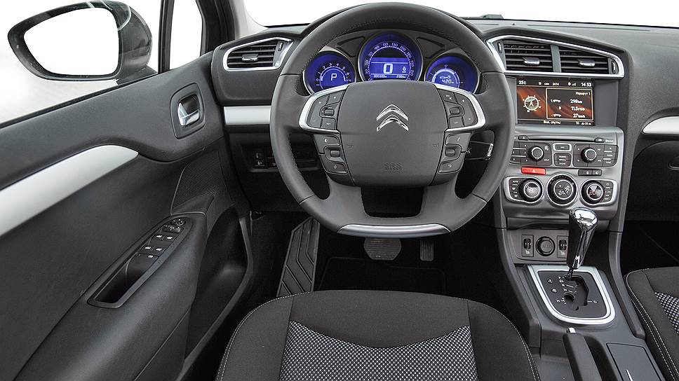 Эргономика — традиционная для Citroen: кнопок на руле едва ли не больше, чем на центральной консоли