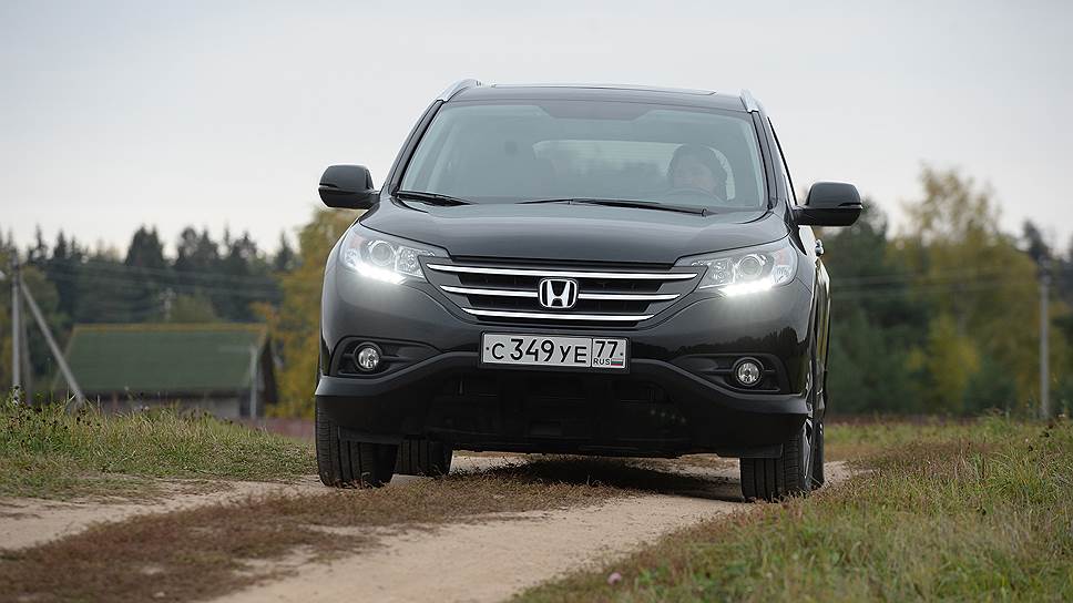 Передний бампер CR-V не посрамил бы и настоящий внедорожник — высокий и загнут как надо