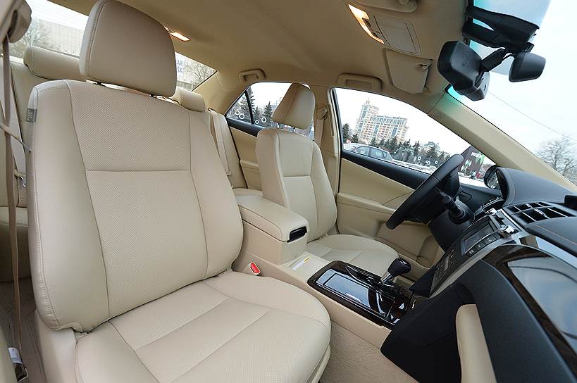 Салон немного изменили, но характерные для Camry кожа и лакированные панели под дерево остались