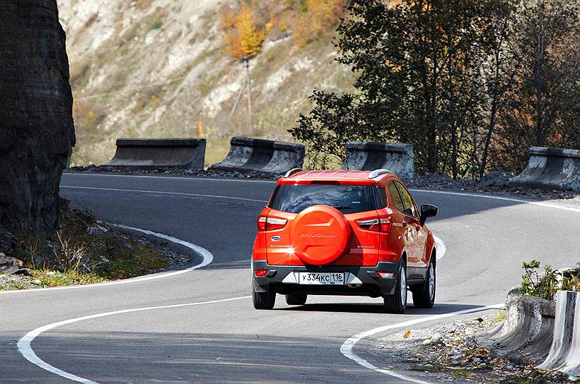 Задняя дверь открывается не вверх, а в сторону, что не всегда удобно  