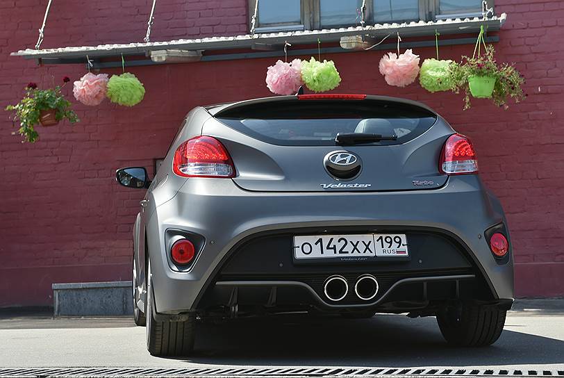 Обзор назад у Veloster посредственный, но камера заднего вида упрощает маневры