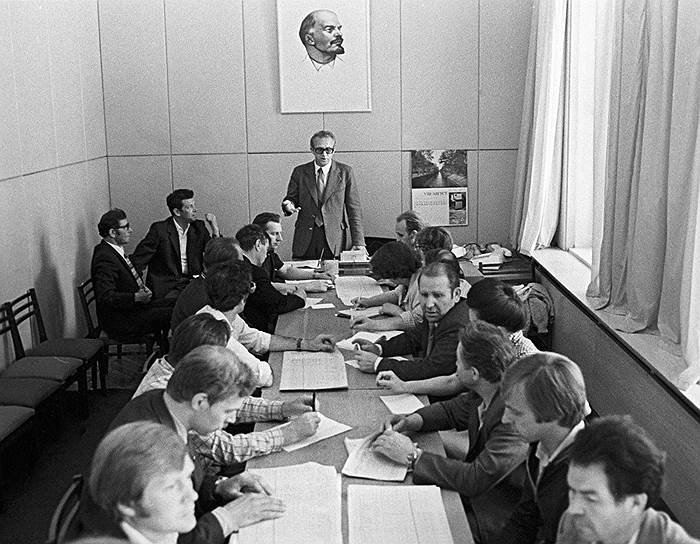 Вопрос о выделении путевки решался профсоюзными органами, а о поездке в капстрану — группой компетентных органов, включая бюро горкома партии 
