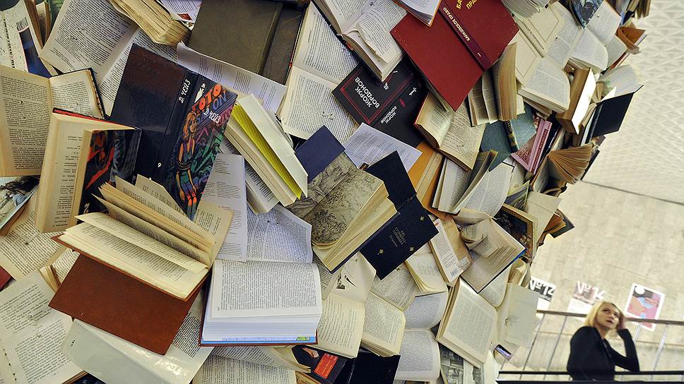 Электронные книги, в отличие от бумажных, с каждым годом продаются все лучше, а издатели расстраиваются из-за того, что для публикации в интернете их помощь авторам в общем-то не нужна