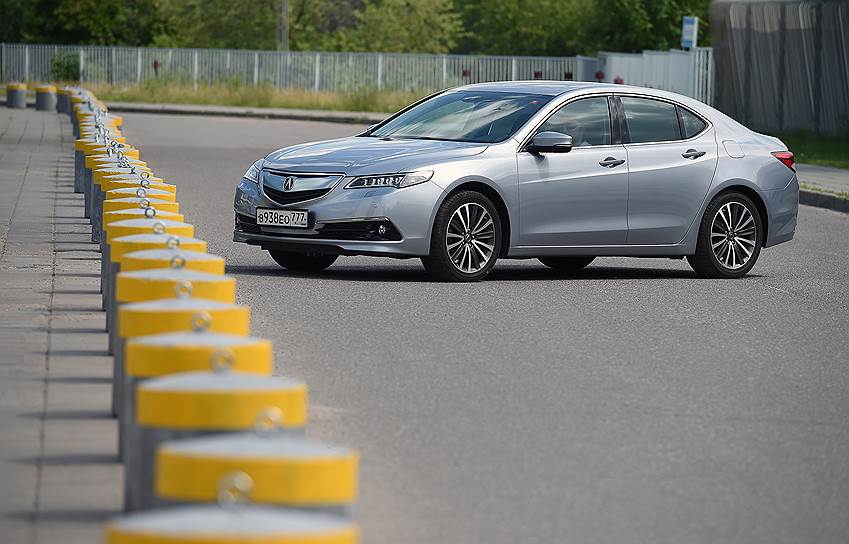 На подмосковном шоссе TLX с топовым мотором требует немногим больше 9 л на 100 км, на столичном асфальте — около 15 л