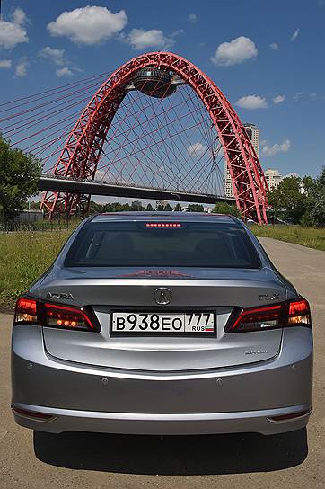 Постоянный полный привод SH-AWD полагается только дорогим версиям с мотором объемом 3,5 л