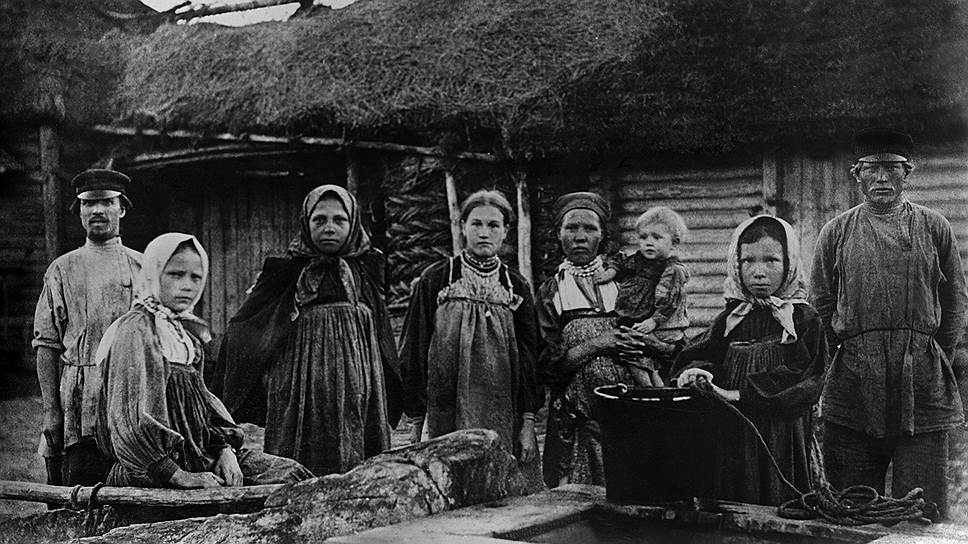 Большая крестьянская семья была строго иерархичной. Например, та из снох, которая первая пришла в дом, до конца своих дней сохраняла привилегированное положение