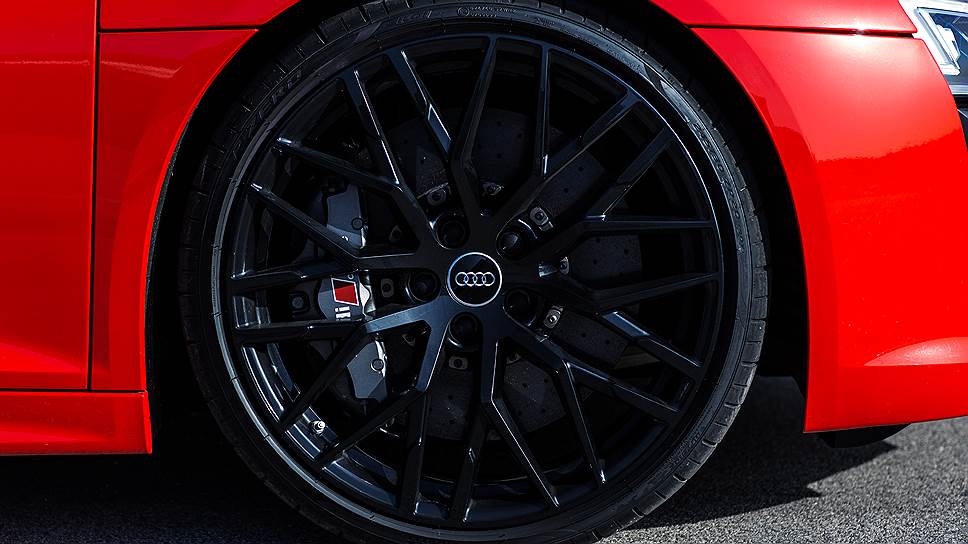 В базовом оснащении на Audi R8 установлены 19-дюймовые колеса, опционально предлагаются 20-дюймовые колесные диски с шинами размерностью 245/30 спереди и 305/30 сзади  