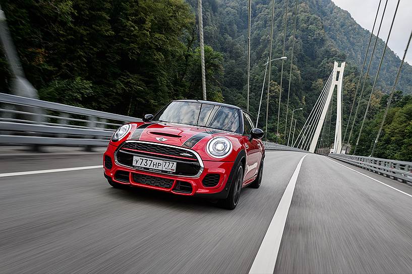 На дорогах общего пользования MINI JCW благодаря новой подвеске кажется заметно комфортабельнее предыдущих версий