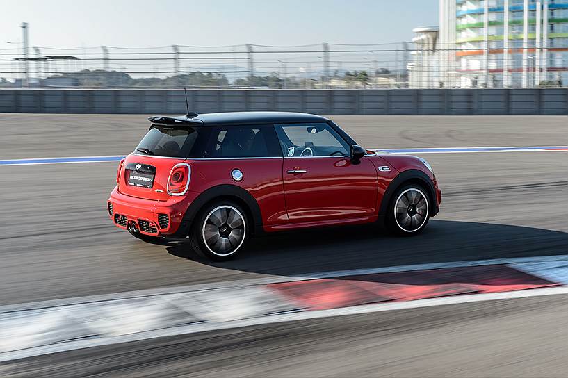 На сочинском автодроме оказалось очень легко поверить, что карьера MINI начиналась с гонок и легко может ими продолжиться