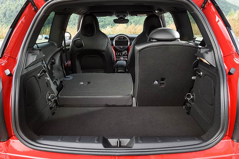 Заднее сидение нового MINI JCW вполне удобное, но настоящий багажник у машины появляется, когда оно сложено