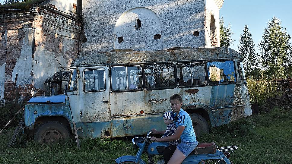 Осыпающиеся останки церкви напоминают о том, что Понизье существует уже более 400 лет