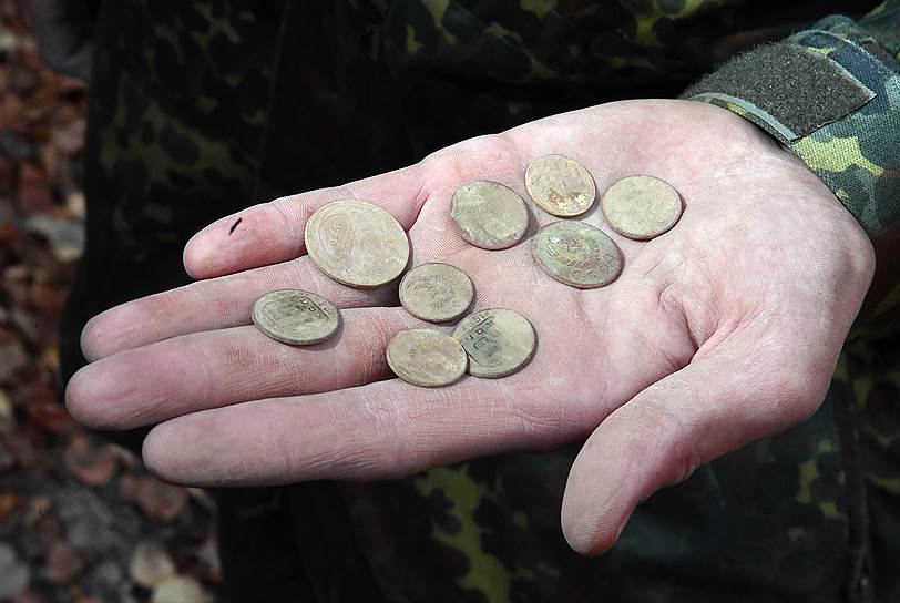 В окрестностях практически любой деревни, а иногда и просто в лесу легко можно набрать пригоршню советских, а то и царских монет