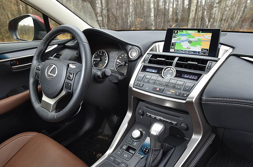 Передняя панель традиционно для Lexus многоэтажная и эклектичная