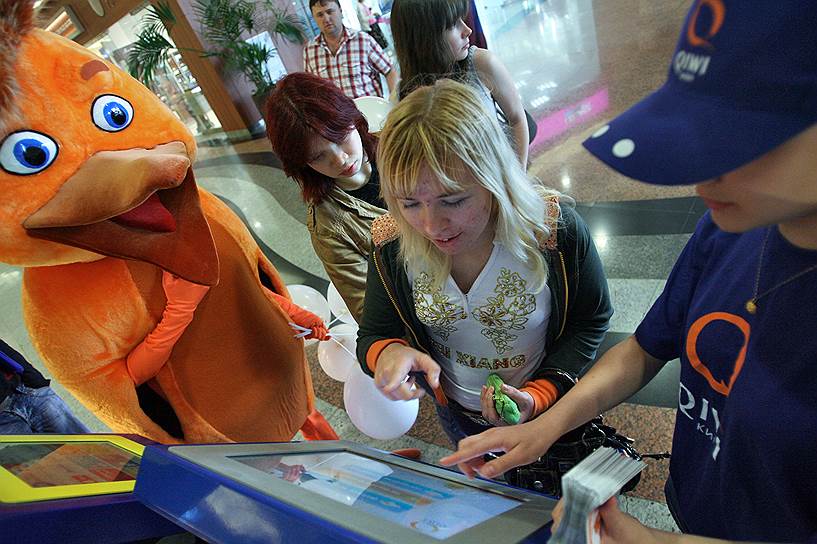 За последние два года число терминалов Qiwi сократилось вдвое, однако благодаря интернету финансовые позиции компания сдает не сильно 