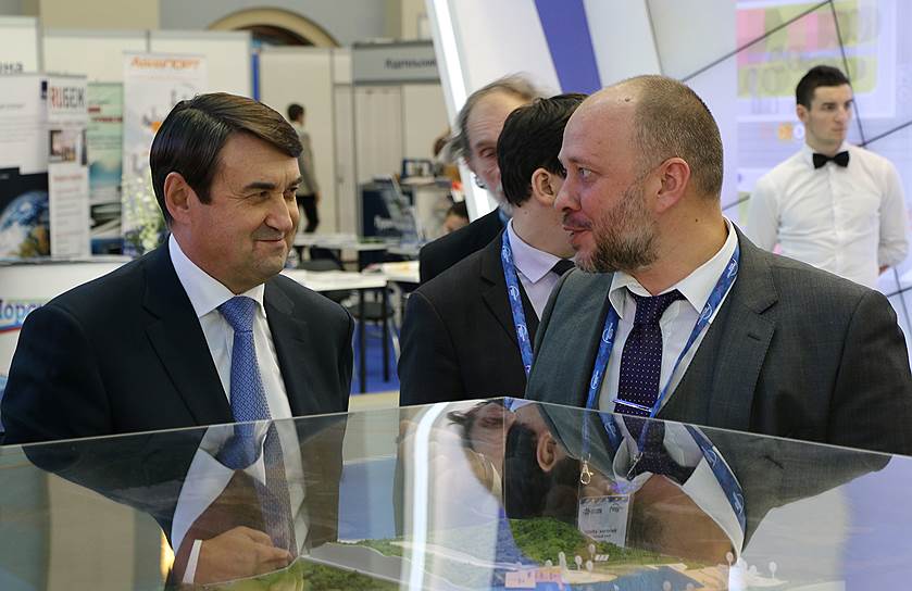 Помощнику президента, экс-министру транспорта Игорю Левитину всегда есть что обсудить с управляющим директором АО "Восточный Порт" Анатолием Лазаревым (справа) 
