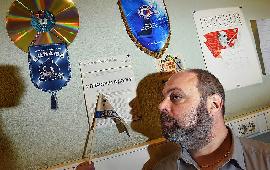 Как никто верен своему клубу и родному журналу редактор отдела финансов Максим Буйлов — это при нем в нашу жизнь вошли пластиковые карты, кредиты и депозиты