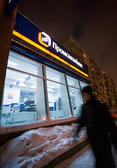 В кризис остро встает проблема выбора кредитной организации, которой можно доверить свои финансы. Более надежными считаются федеральные топовые банки 
