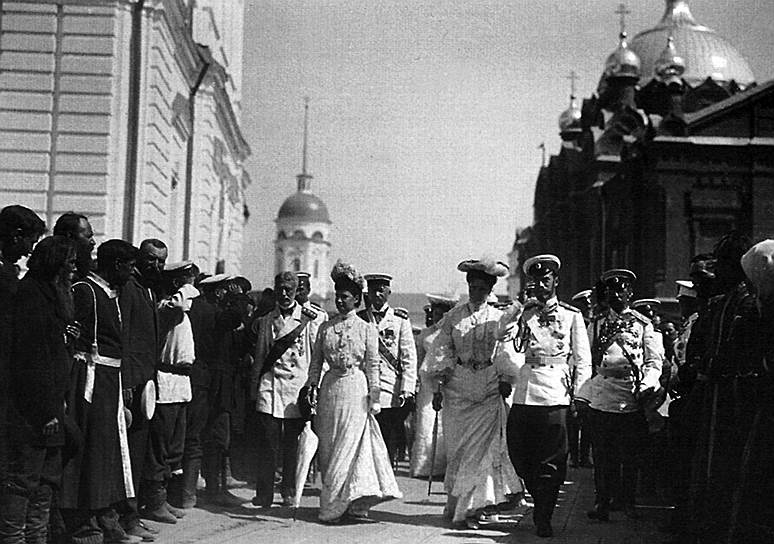 Николай II верил в близость монарха к верующему народу, и Саровские торжества 1903 года укрепили его в этой вере  