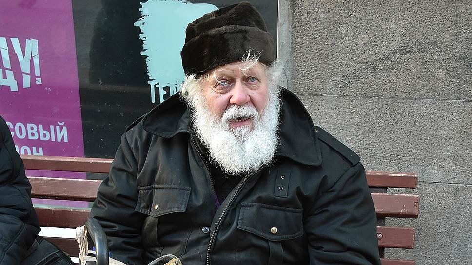 На съемке для "Денег" 2008-го года дядя Вова Матрешка, легенда Арбата, хвалился изделиями собственной росписи. Сейчас он лишен возможности рекламировать свои работы