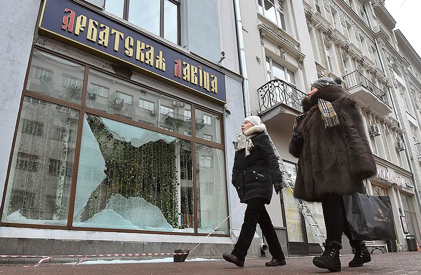 Своему главному противнику, местной жительнице и совладелице "Арбатской лавицы" Людмиле Королевой, уличные неформалы мстят уличными же методами