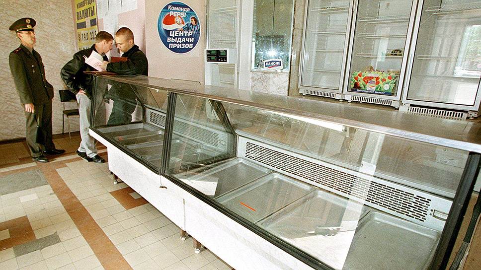 В первые же дни после дефолта многие магазины опустели: продавцы не знали, по каким ценам продавать товары  