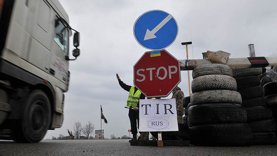 Раньше возить груз через Украину фурами с российскими номерами было небезопасно, а теперь это просто запрещено  