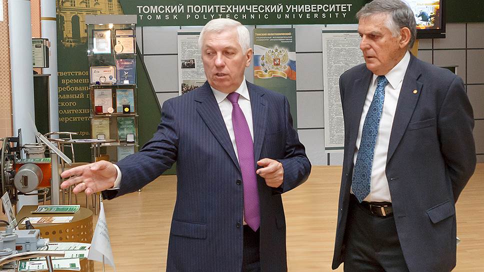Практическое внедрение научных разработок — предмет особой гордости ректора ТПУ Петра Чубика (на фото — слева)