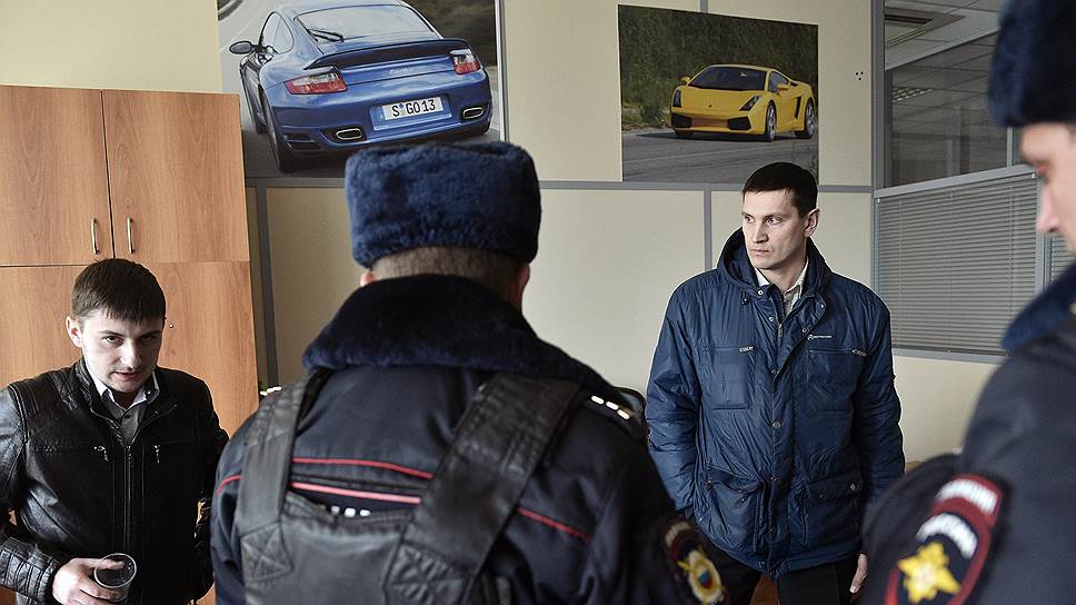 Гендиректор ООО "Барс" Александр Сидоров (слева) согласился представиться только полиции, которую вызвал обманутый клиент Александр К. (справа)  