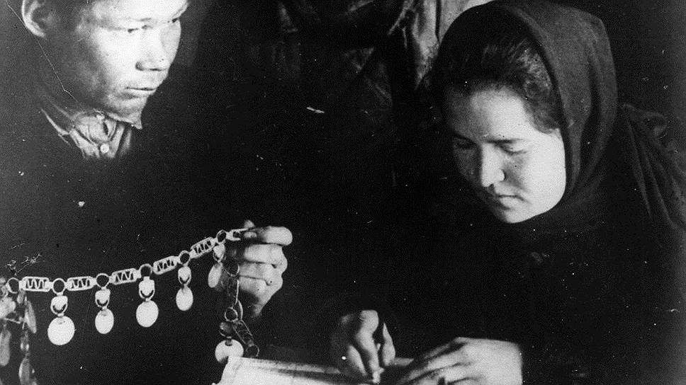 Взыскание недоимки по зачастую непосильным налогам стало прелюдией к раскулачиванию зажиточных крестьян  