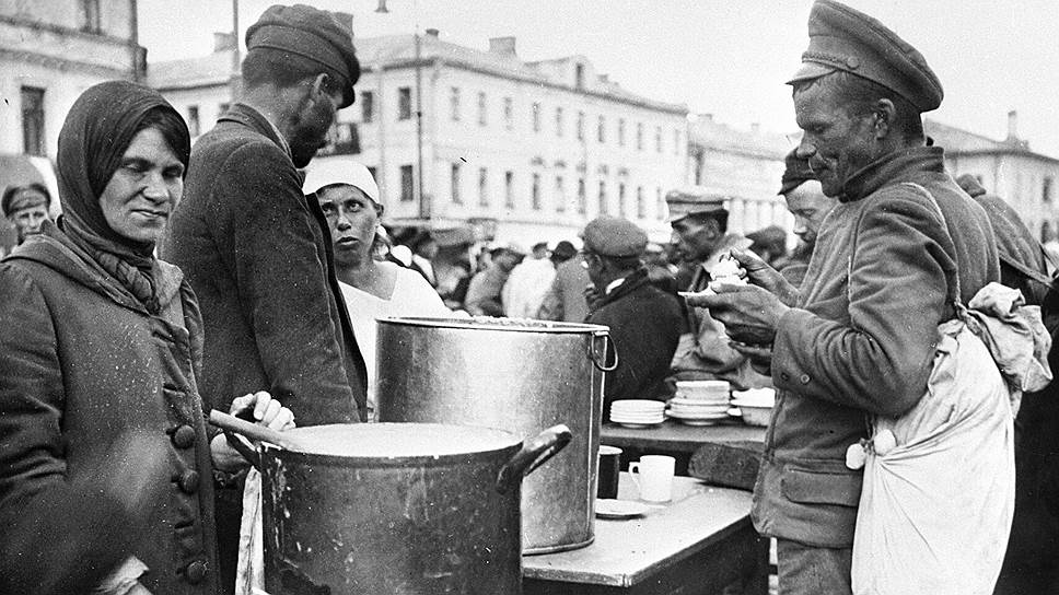 Уличные продавцы простейшей еды вроде пшенной каши были верхней частью гигантского айсберга теневой экономики времен военного коммунизма  