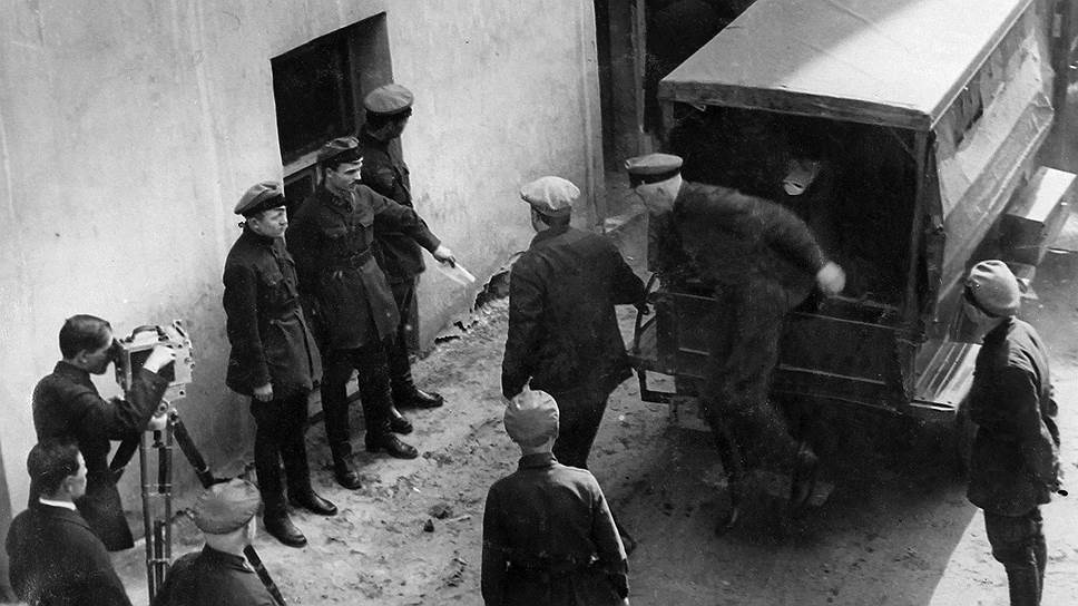 В конце 20-х годов лжекооперативы были подвергнуты жесточайшим репрессиям, а советские предприниматели окончательно ушли в тень  