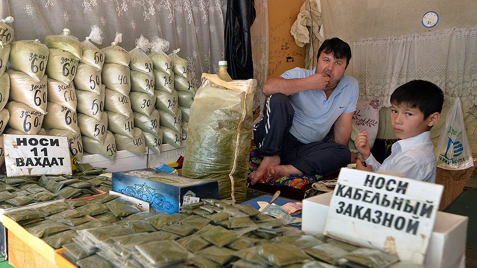 Потребителей "носа" в Таджикистане гораздо больше, чем курильщиков сигарет 