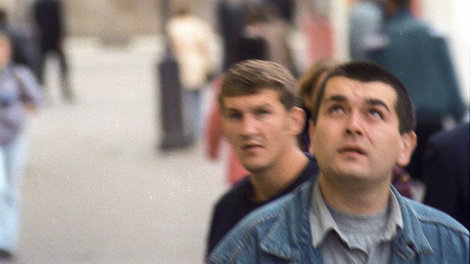 В 1990-е годы цены во многих магазинах выставлялись в у. е., а пункты обмена валюты граждане посещали едва ли не чаще, чем булочные 