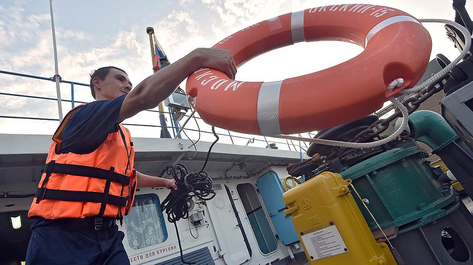 На судне соблюдают сухой закон, но от падения за борт никто не застрахован 