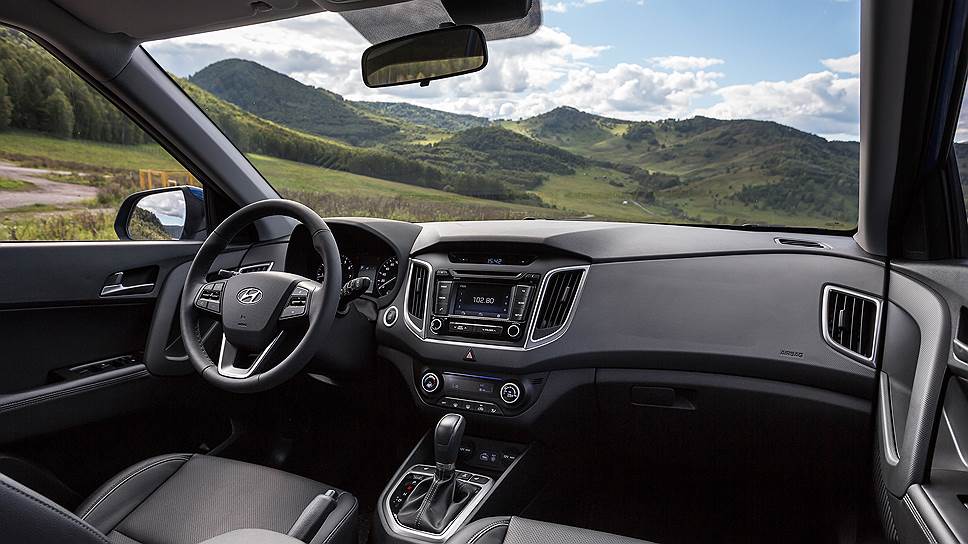 Интерьер традиционный для Hyundai, из нового — кнопки экстренного оповещения системы ЭРА-ГЛОНАСС под крышкой на потолочной консоли 