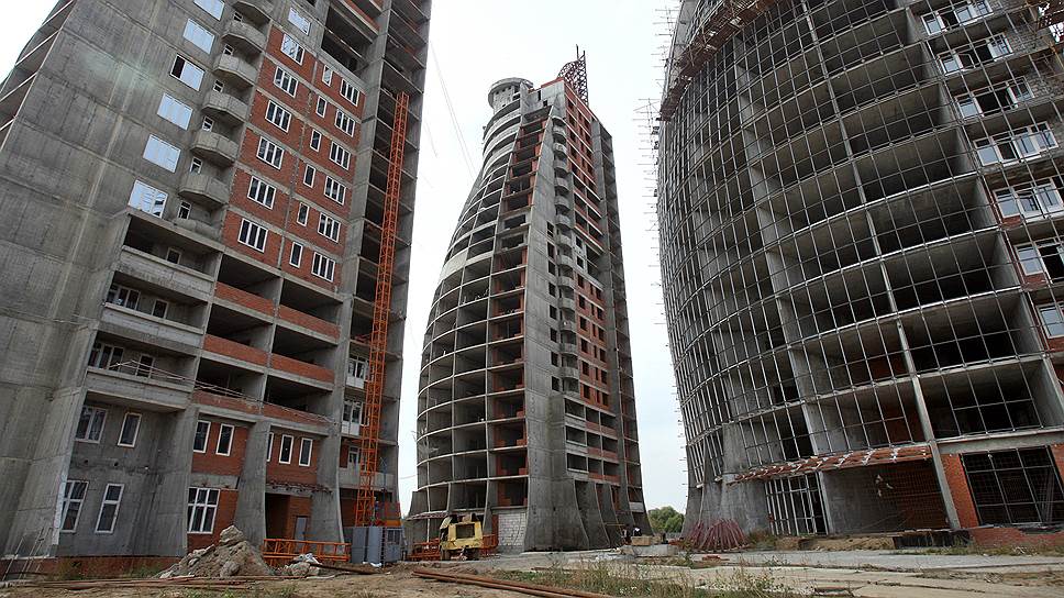 Большинство подмосковных многоэтажных жилых кварталов, которые выглядят цветущими оазисами на рекламных картинках, в действительности напоминают пустые города из фильмов-катастроф 