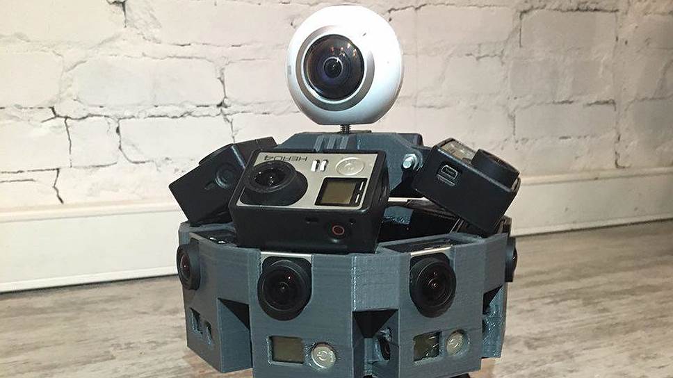 Панорамное видео снимают похожие на роботов станции от шести до 24 камер GoPro или BlackMagic, собранные на одной передвижной платформе, либо двух- и четырехкамерные "сборки" с широкоугольными объективами