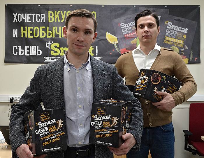 Кирилл Прудников (слева) и Дмитрий Колесников (справа) стараются убедить потребителей в том, что их снеки Smeat — полезный для здоровья продукт