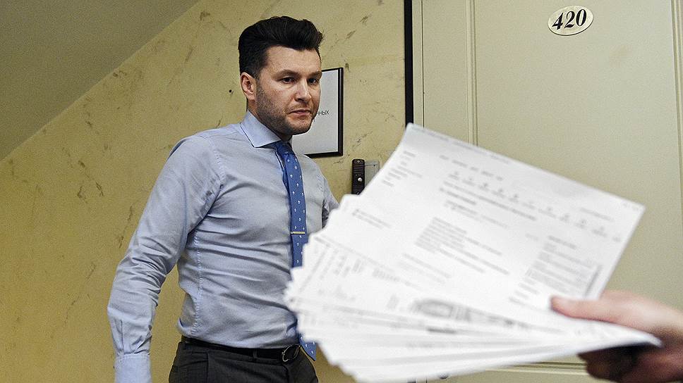 Исполнительный директор «Лаборатории инвестиционных технологий» Николай Мельничук, не найдя внятных объяснений полугодовой задержке выплат, предпочел спрятаться за дверью 