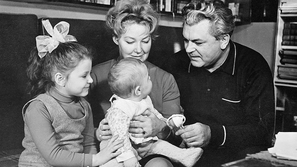 Боясь сравнений с отцом, на свой первый полный метр Бондарчук-младший (в центре) отважился лишь в 38 лет 