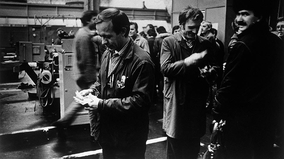 В начале 1988 года из-за проблем с обработкой счетов советские граждане впервые столкнулись с капиталистической действительностью — им не выплатили вовремя зарплату 