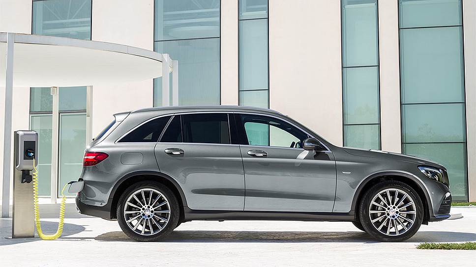 Конкурентов у BMW X5 xDrive40e почти нет. Одни подключаемые гибриды премиальных брендов, например Volvo V60 Plug-in Hybrid, наш рынок уже успели покинуть, другие, такие как Audi Q7 e-tron quattro, еще до него не добрались. Единственным соперником гибридному BMW X5 с небольшой натяжкой можно считать Mercedes-Benz GLC 350e 4Matic, который в России стоит от 4,010 млн руб.