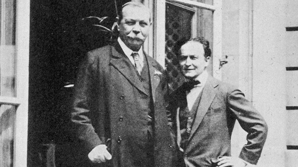 Артур Конан Дойл (на фото слева) в отличие от Гарри Гудини был поклонником спиритизма, что до определенного момента не мешало их дружбе 