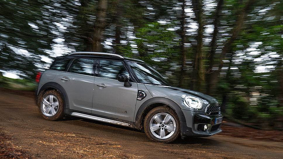 В новом MINI Countryman игрушки несколько больше, нежели функциональности, да и на бездорожье он не воин. Но идея и цены похожи: кроссовер Countryman стартует с 1,690 млн руб. за версию с передним приводом и 136-сильным турбомотором объемом 1,5 л; двухлитровая полноприводная версия стоит от 2,190 млн руб.  