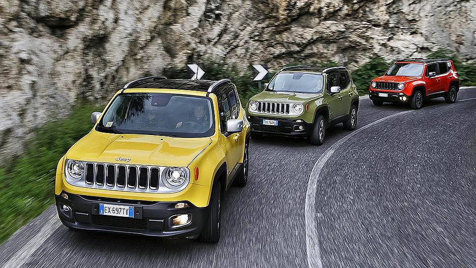 Renegade — дитя глобализма. В отличие от традиционных моделей Jeep с американскими корнями, маленький вездеход по рождению скорее итальянец. Он построен на той же платформе, что и Fiat Punto или Fiat 500L, только подвеска другая. Трансмиссия как у старшего Jeep Cherokee, но попроще, а непременный атрибут настоящего внедорожника — пониженная передача — есть только у самой дорогой версии Trailhawk 