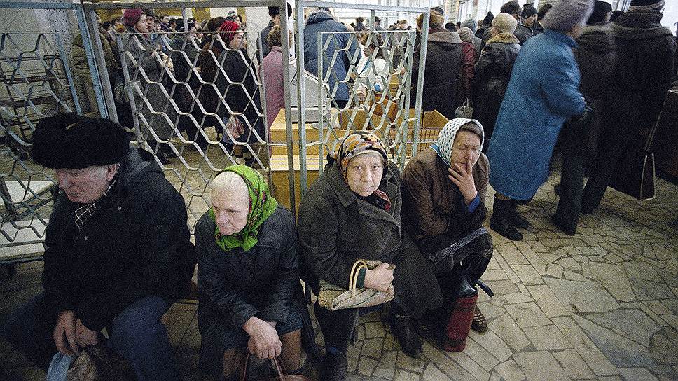 В конце 1980-х — начале 1990-х годов пенсионеры в СССР обрели важную роль в семье. Только у них было время выстаивать многочасовые очереди и караулить в магазинах неожиданное появление хоть каких-нибудь товаров