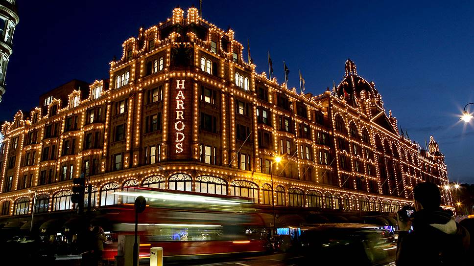 С наступлением темноты на знаменитом терракотовом фасаде Harrods загораются 12 тыс. ламп
